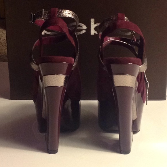 Bebe Plum Metallic trim Wedges: Size 7 - Picture 5 of 7